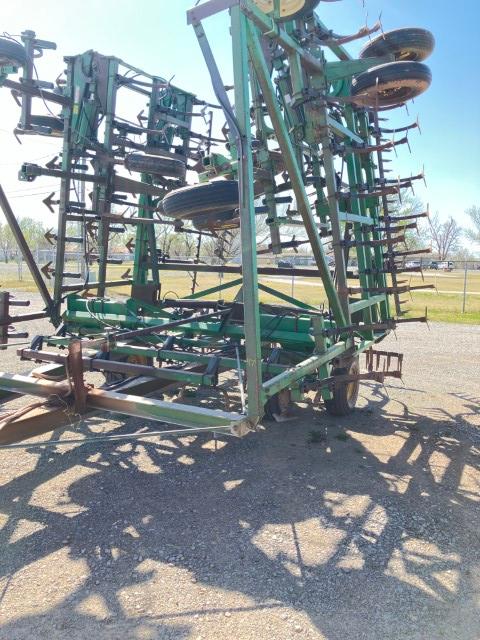 JD 1060 47' CULTIVATOR