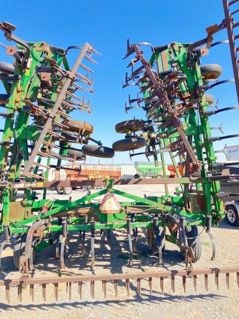 JD 1060 47' CULTIVATOR