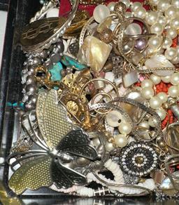 Lot of Unsearched Jewelry from Abandoned Storage unit