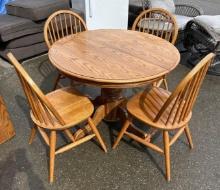Intercon Dining Room Table with 4 chairs and leaf