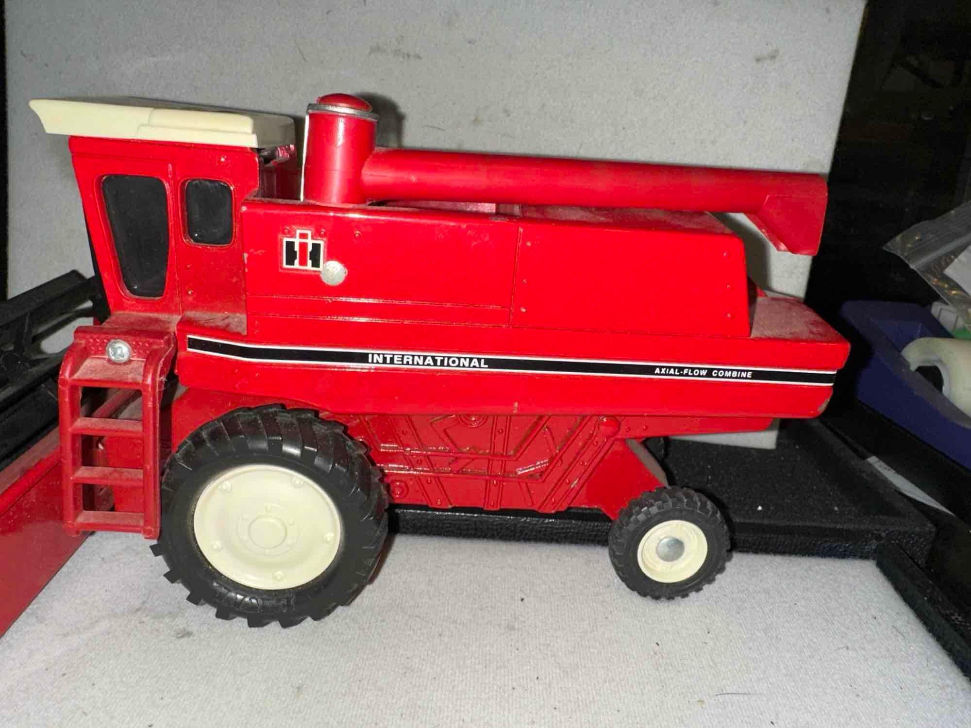 Large Size Die Cast International Axial- Flow Combine toy