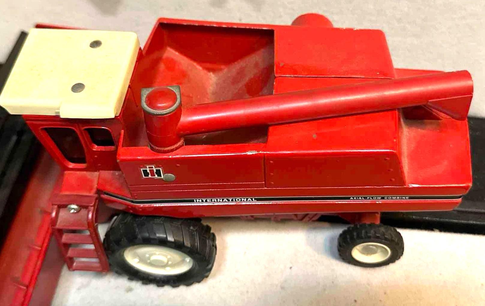 Large Size Die Cast International Axial- Flow Combine toy