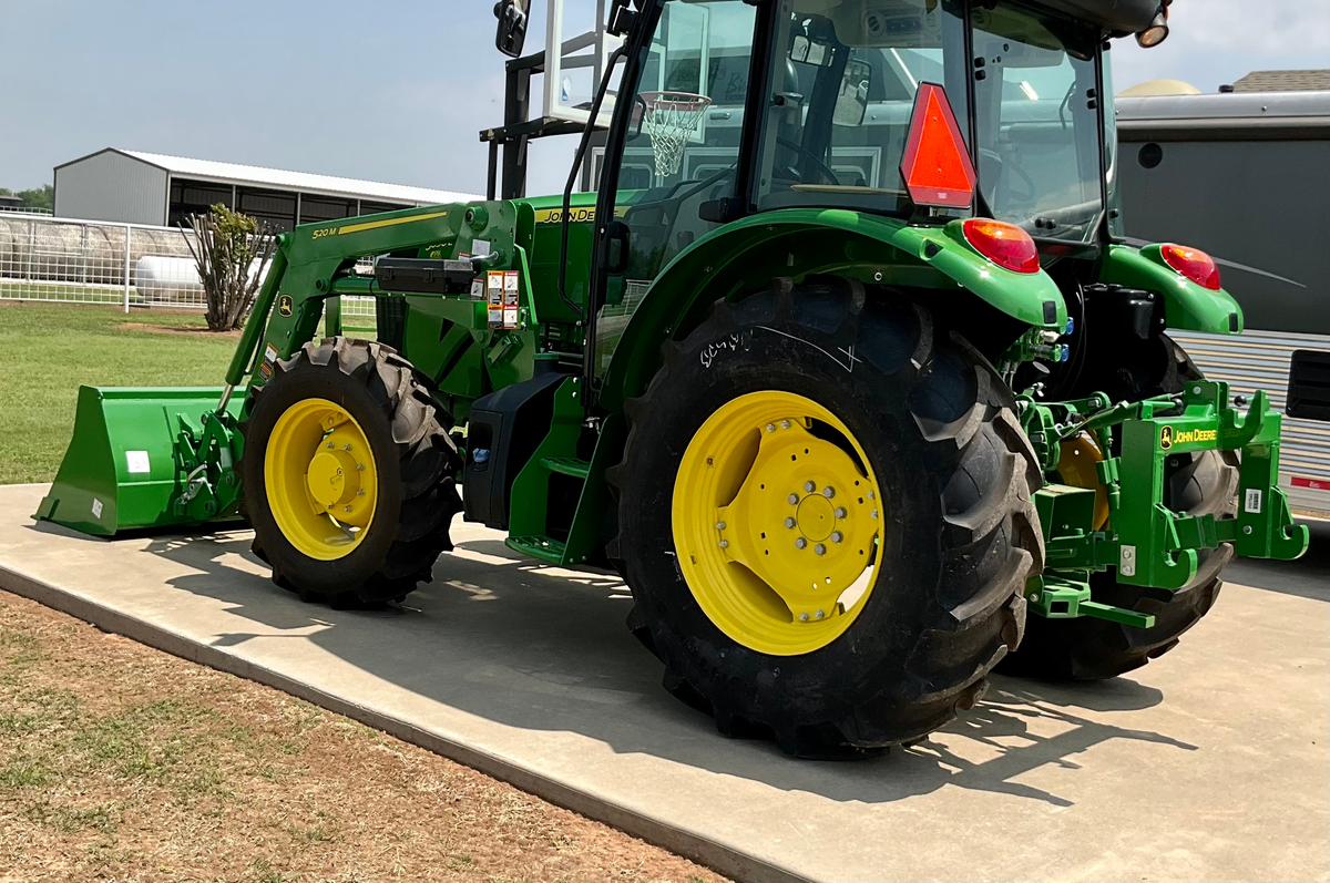 JD 520M TRACTOR WITH LOADER 19 HRS, BRAND NEW, C/A