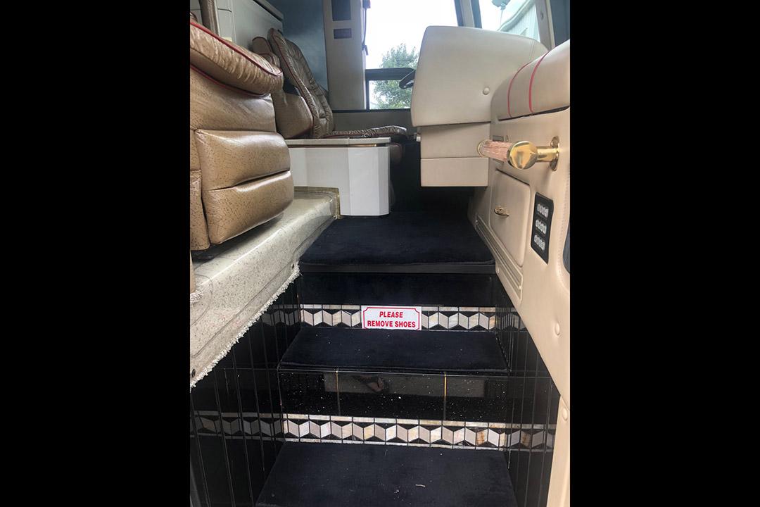 2003 PREVOST FEATHERLITE H3-45