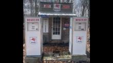 0 MOBILE GAS REPLICA GAS PUMPS WITH ISLAND