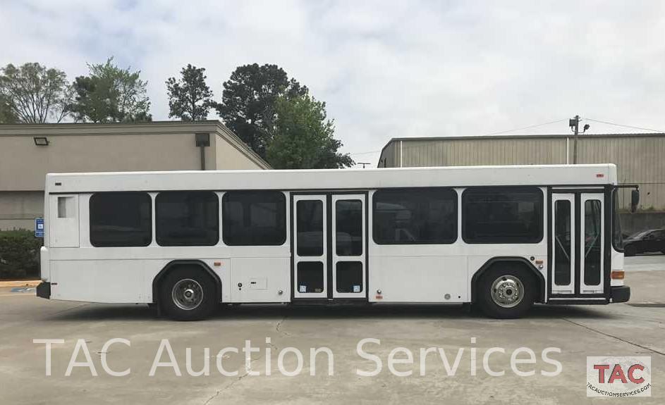 2005 Gillig SLF 21 Passenger Bus