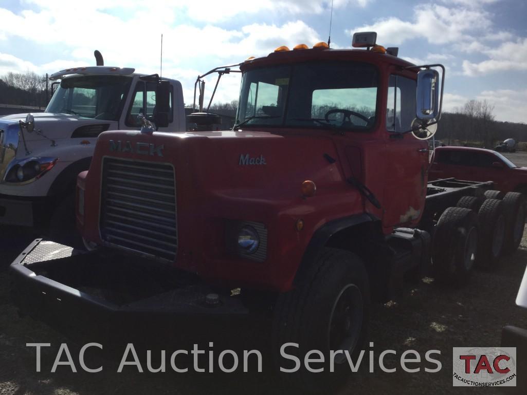 2000 Mack DM690S