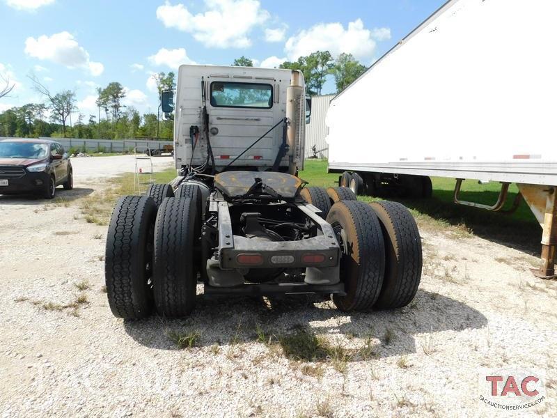 2005 Volvo VNL