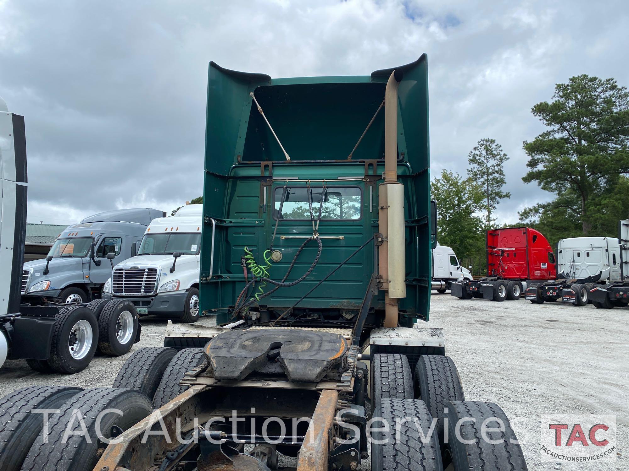 2005 Volvo VNL