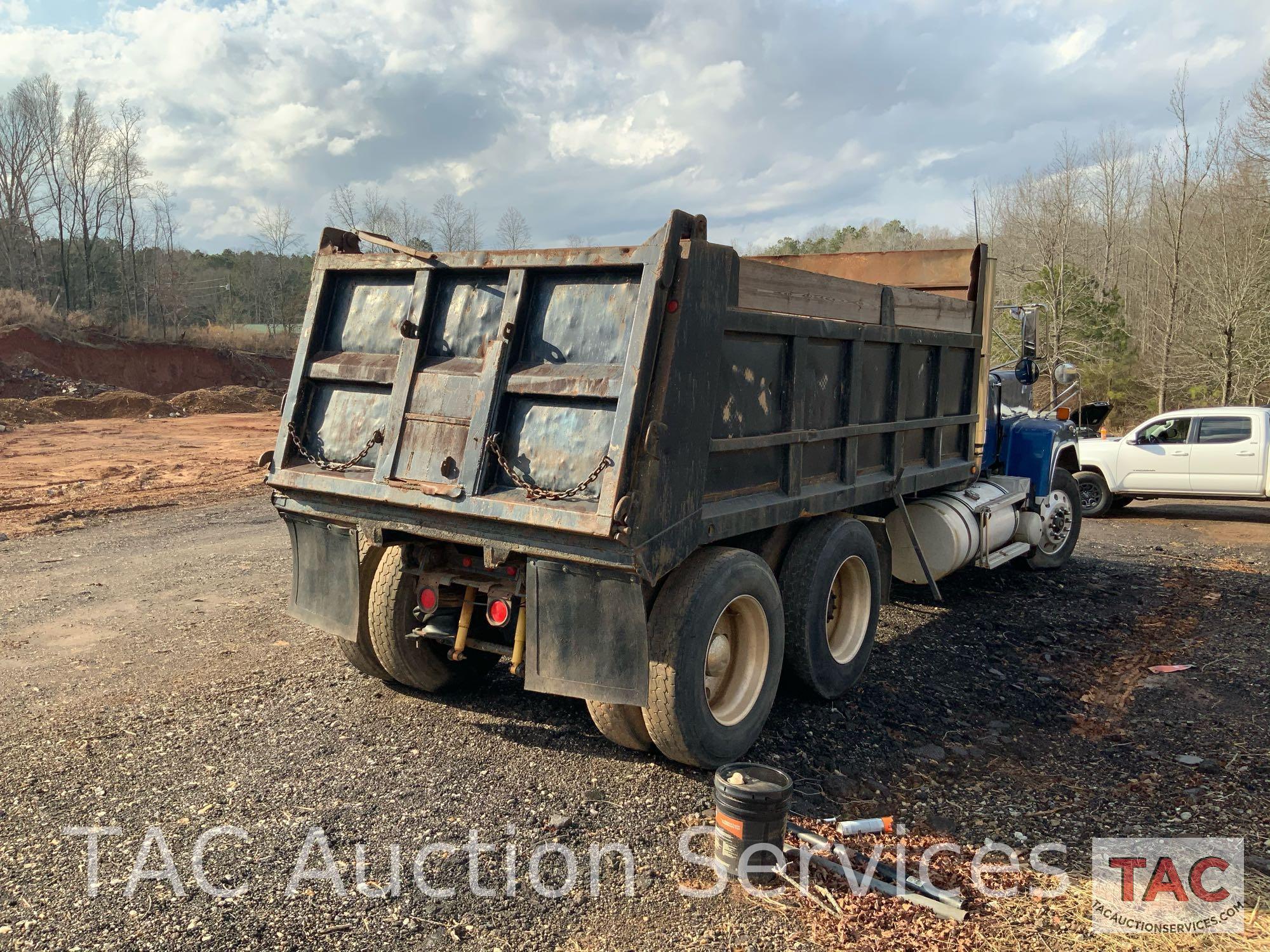 1987 Mack Super Liner Dump truck