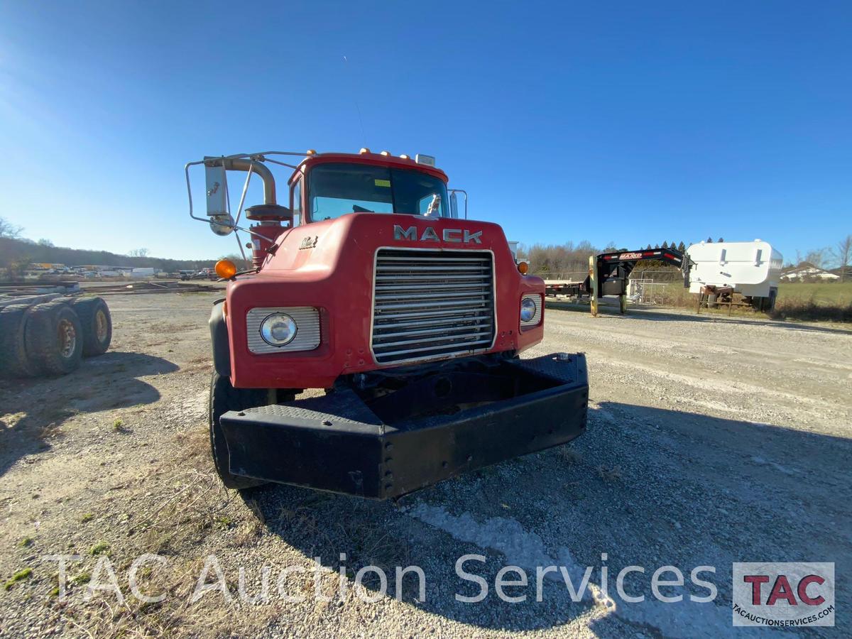 2000 Mack DM690S