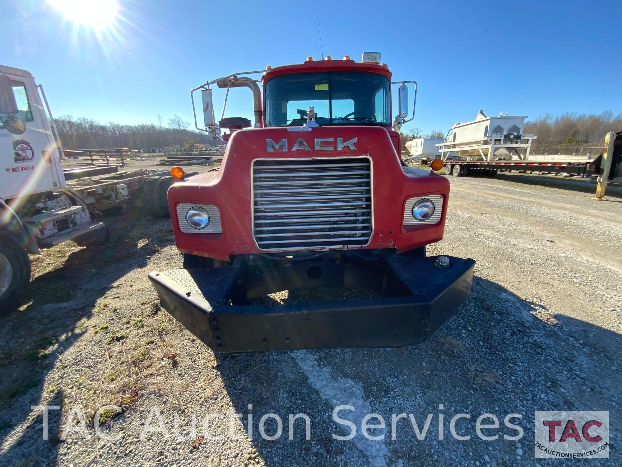 2000 Mack DM690S