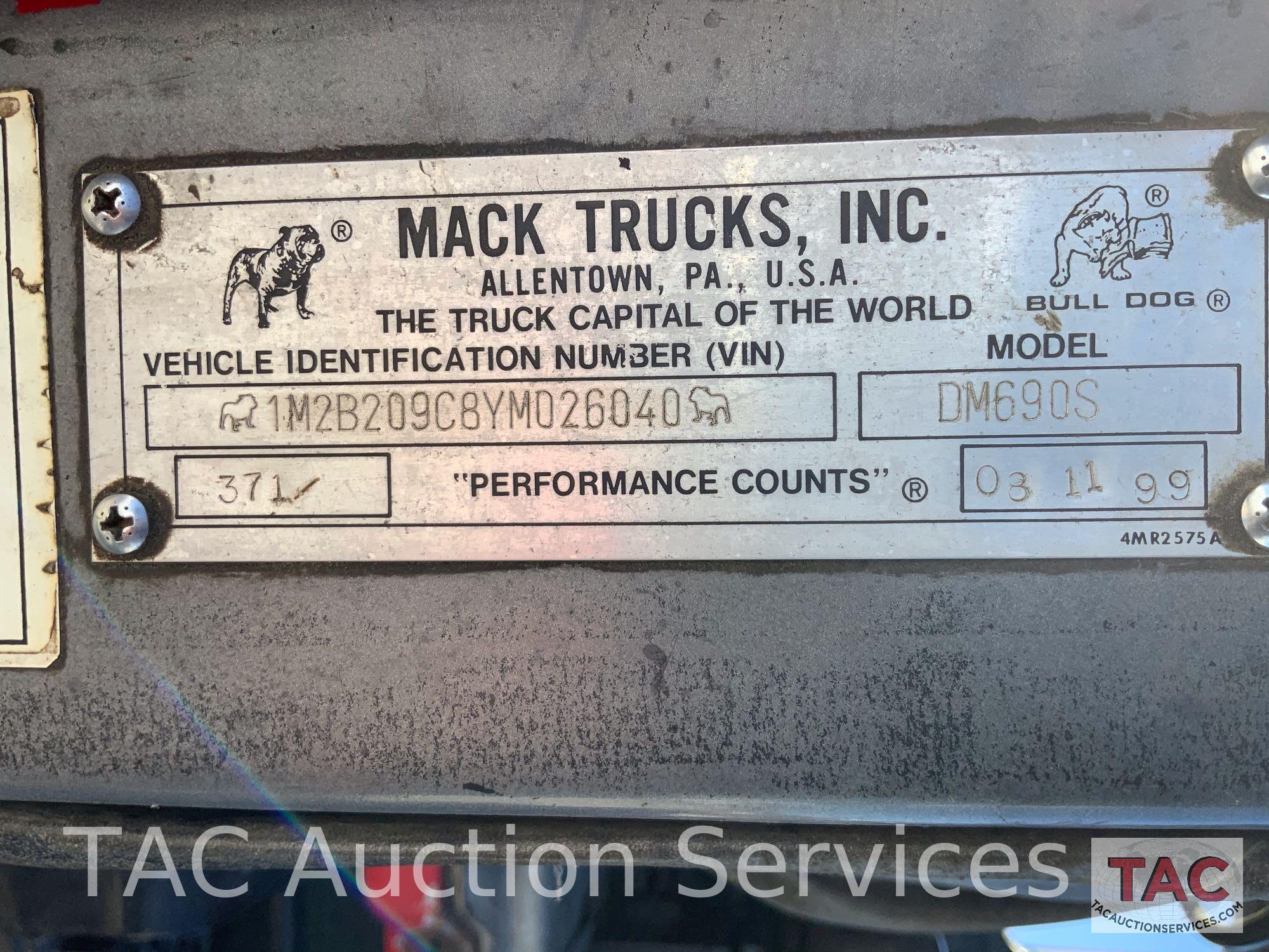 2000 Mack DM690S