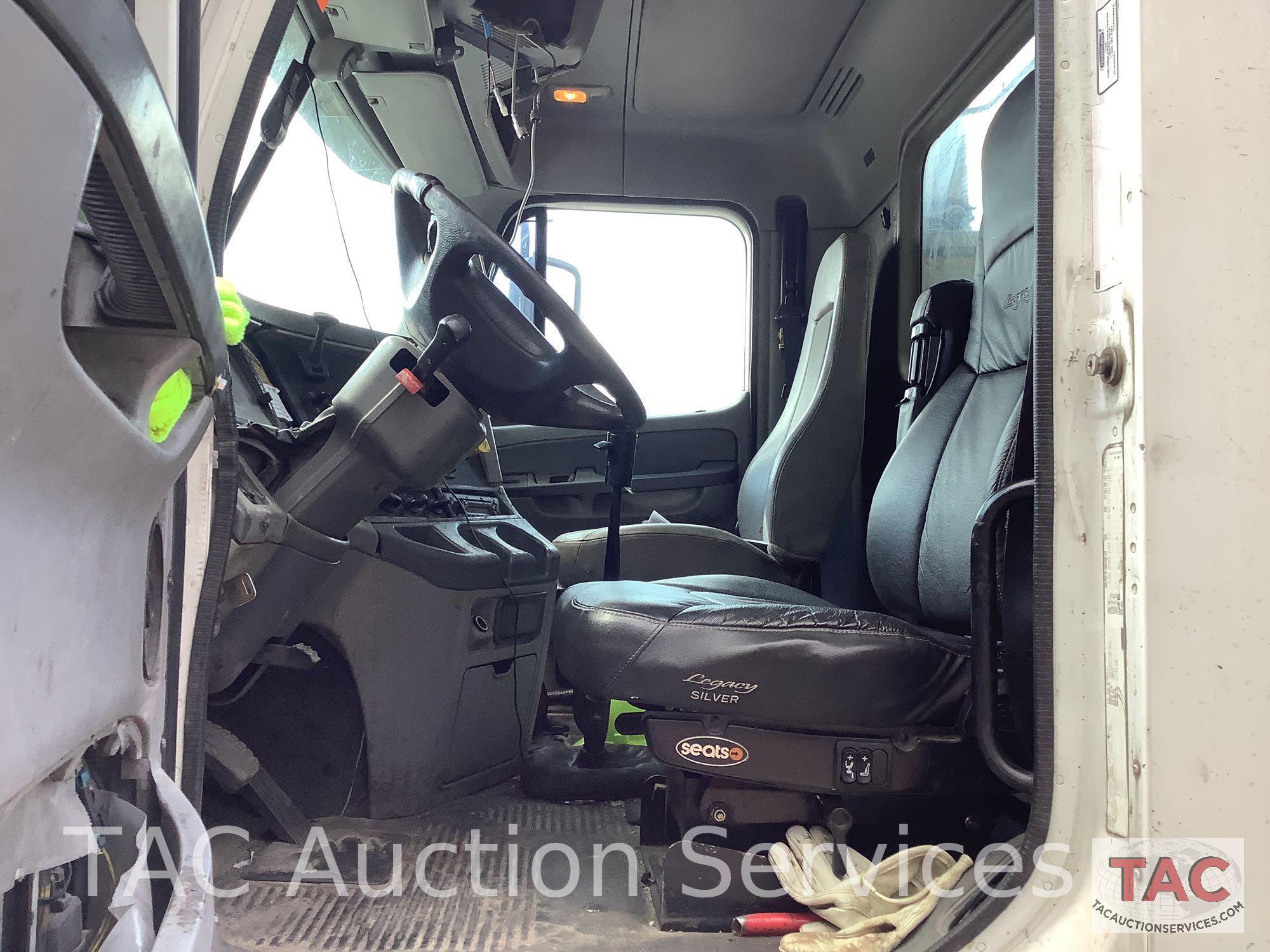 2007 Freightliner Columbia Day Cab