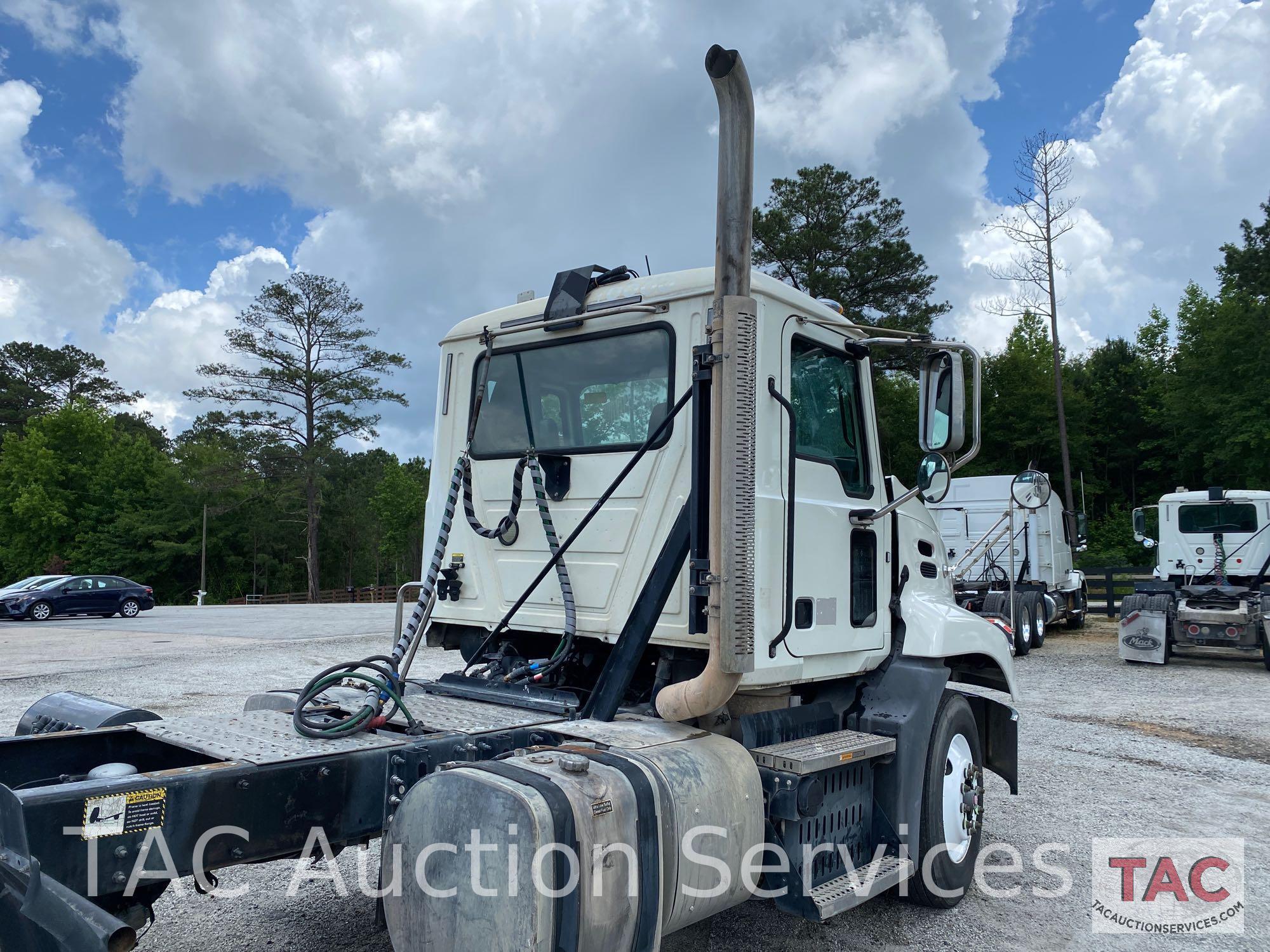 2015 Mack CXU613