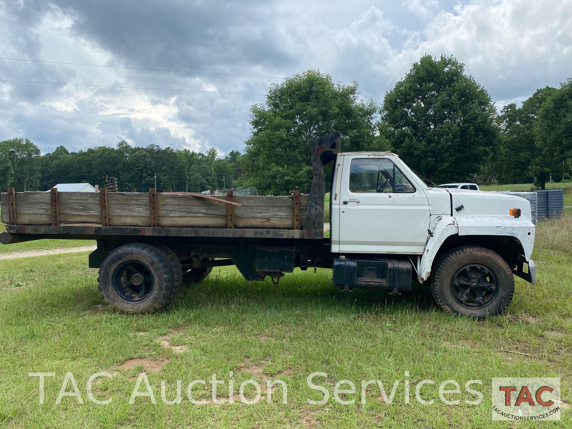 1986 Ford F700 Dump Truck