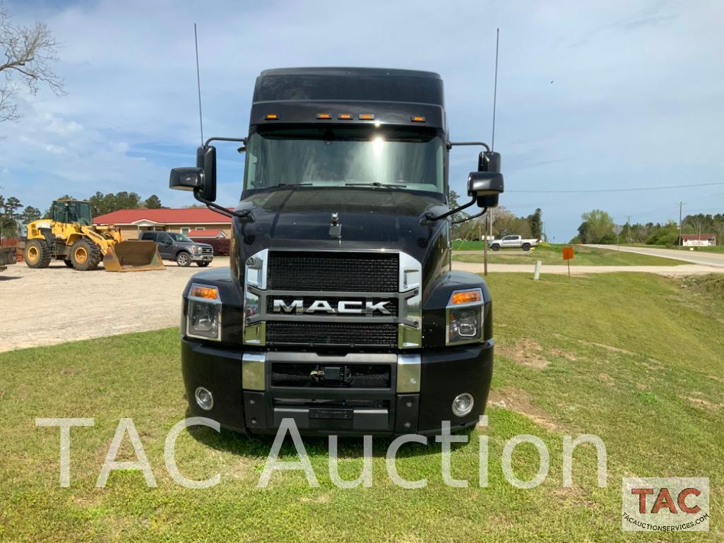 2020 Mack Anthem Sleeper Truck