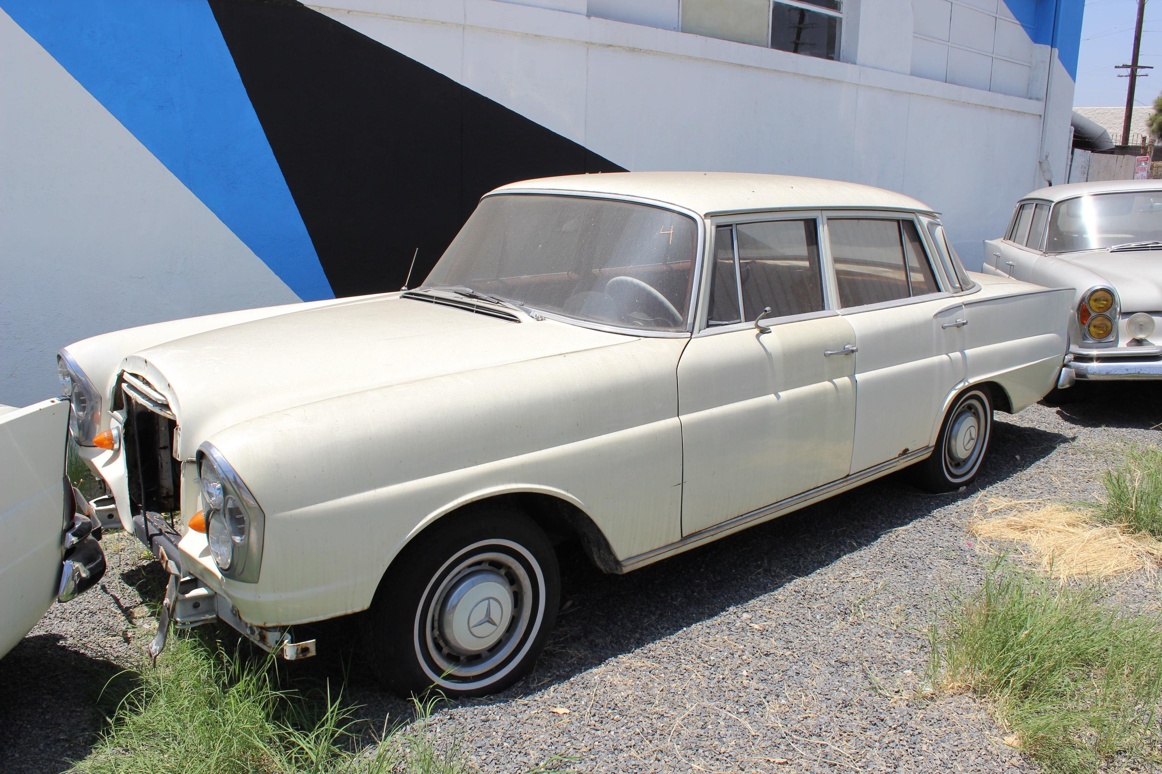 Mercedes 220s Fintail