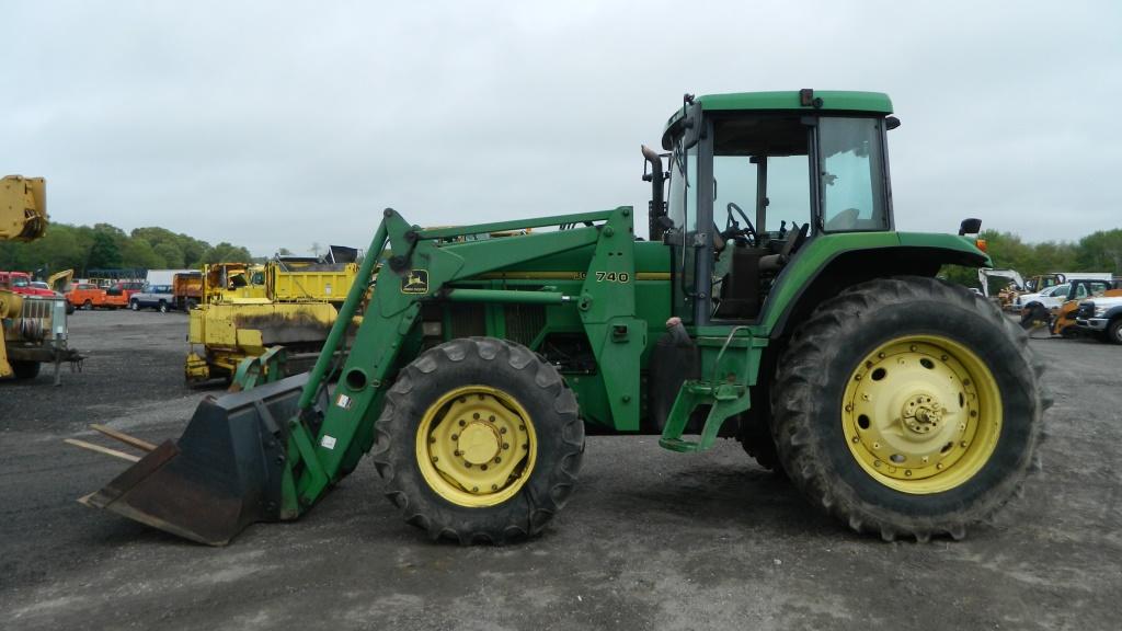 John Deere 7600 Tractor