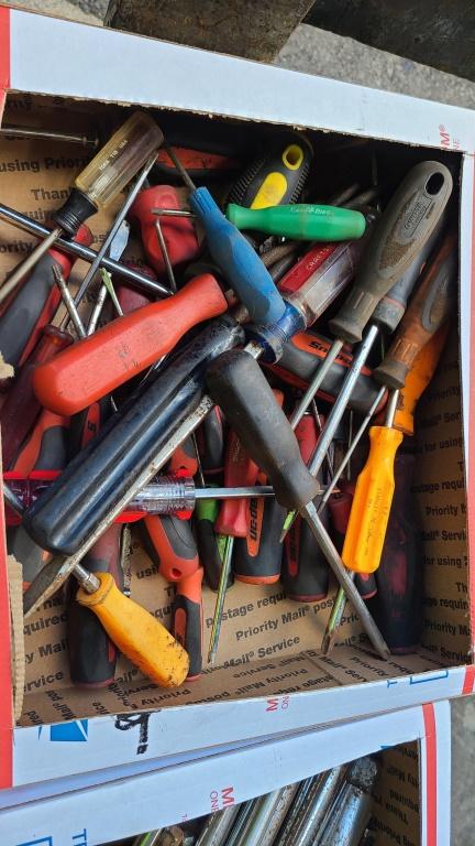 Large lot - assorted screw drivers