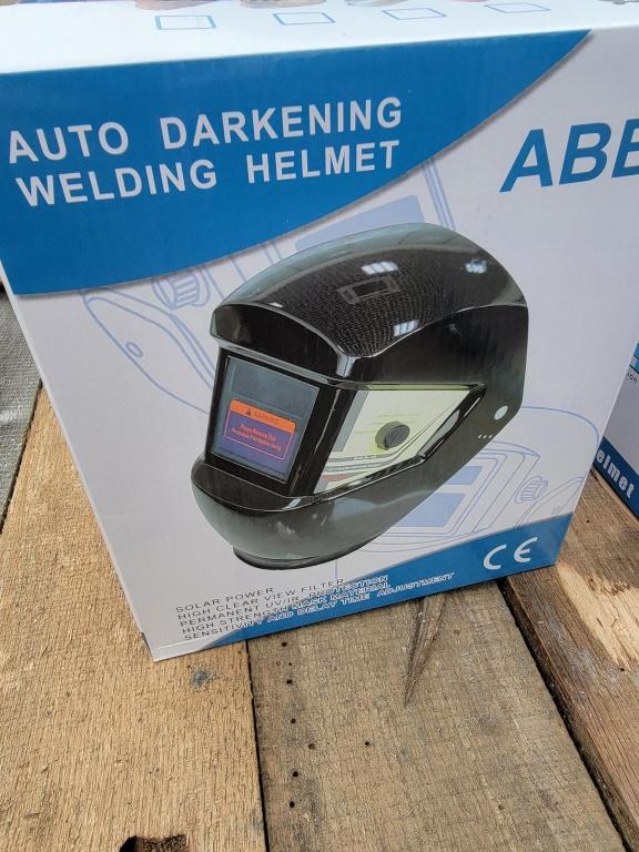 Auto darkening welding helmet