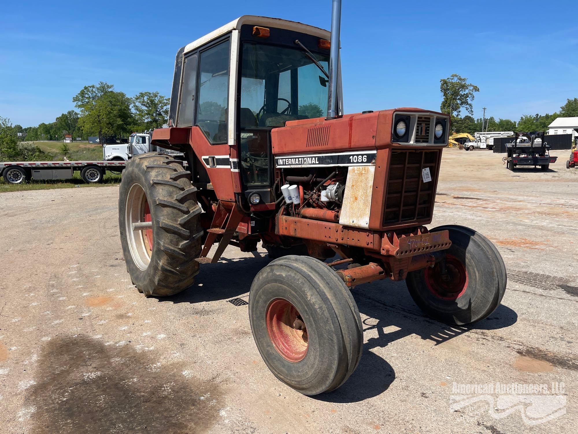 INTERNATIONAL 1086 TRACTOR