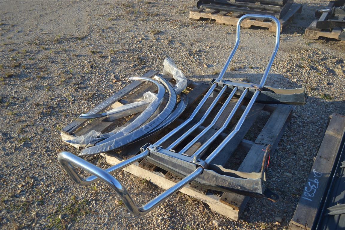 PALLET OF TRUCK ACCESSORY RUNNING BOARDS . ~