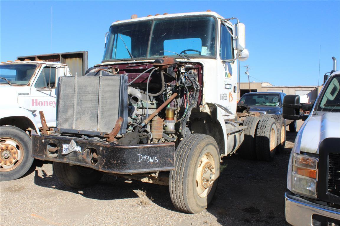 VOLVO WG42 SALVAGE, Air Slide 5th Wheel, Volvo Diesel Engine, Standard Transmission, Tandem Axles, N