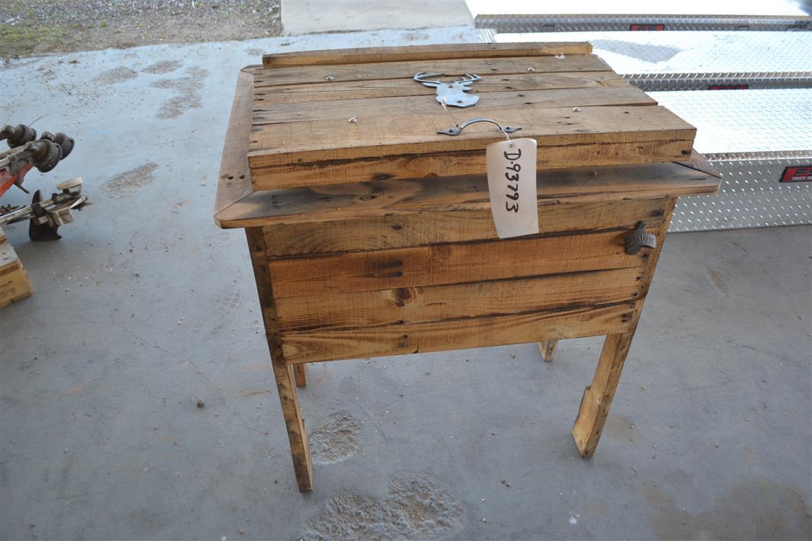 PALLET WOOD ICE CHEST . ~