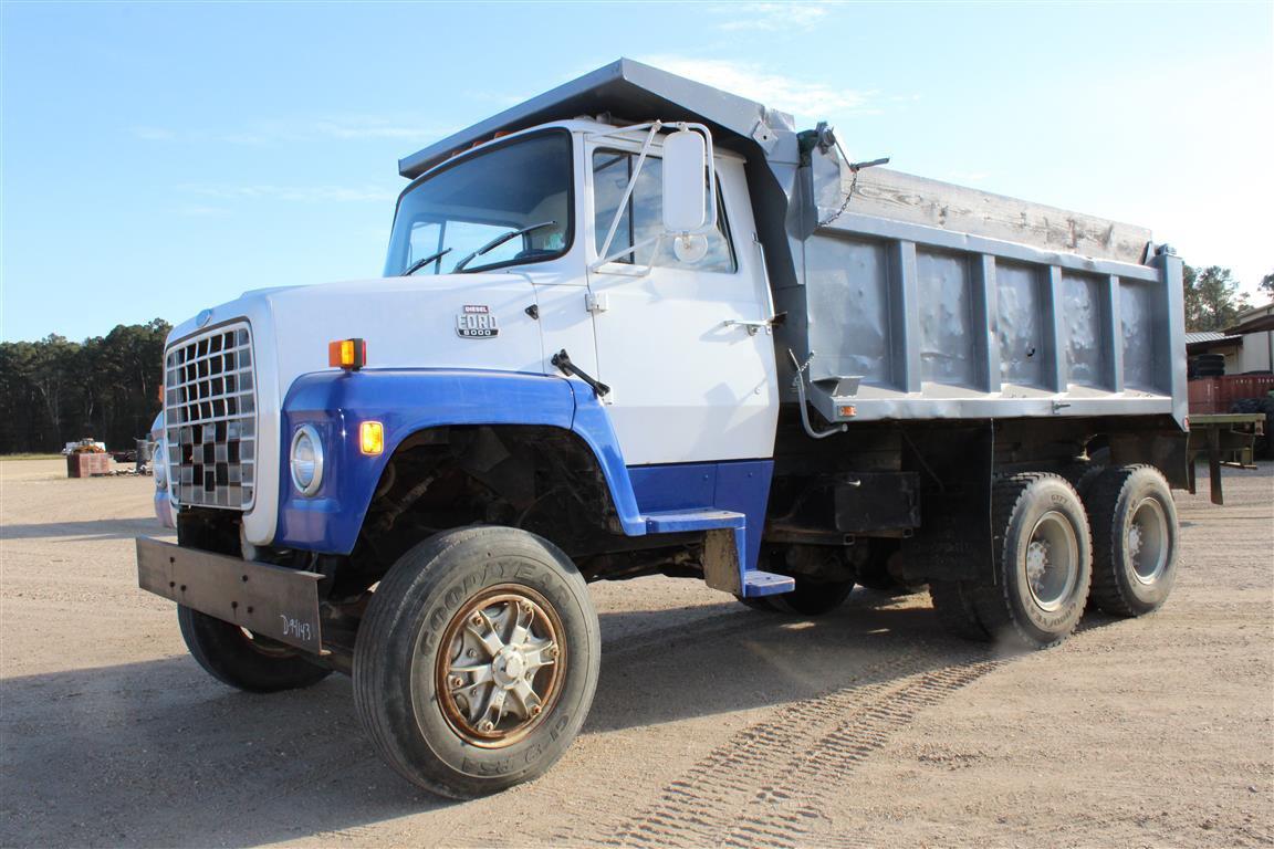 FORD F8000 10 Yard Dump Truck w/ Tarp, V8/10.4L, Diesel 3208 Caterpillar Engine, Tandem Axles, 10.00