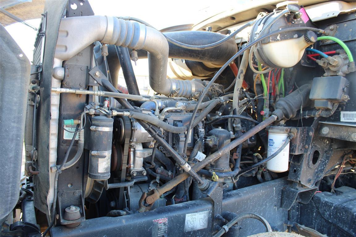 MACK CHN613 Day Cab, Diesel Engine, 10 Speed Transmission, Tandem Axles, Wet Kit, Air Slide 5th Whee