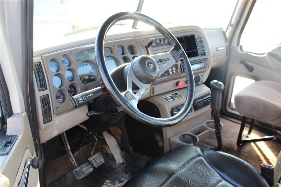 MACK CHN613 Day Cab, Diesel Engine, 10 Speed Transmission, Tandem Axles, Wet Kit, Air Slide 5th Whee