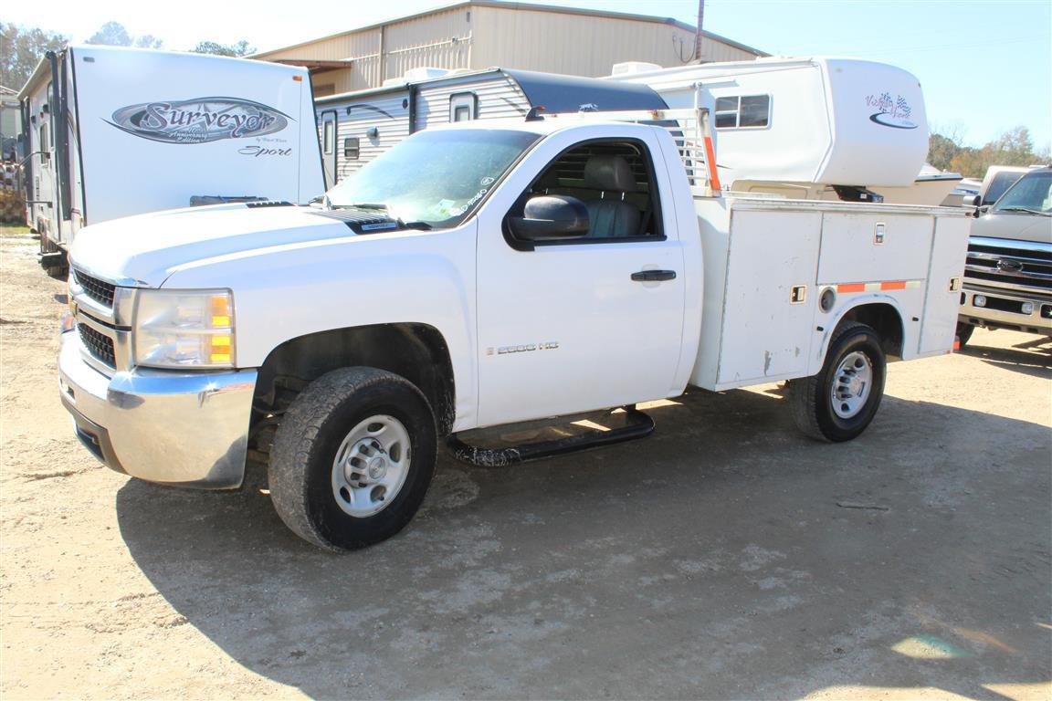 CHEVROLET 2500HD Service Bed w/ Tommy Lift, Gas Engine, Automatic Transmission, Single Axle  ~