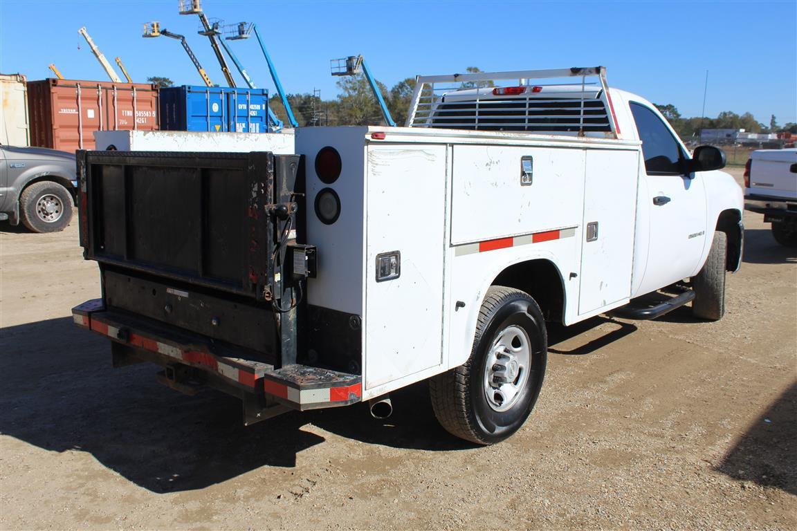 CHEVROLET 2500HD Service Bed w/ Tommy Lift, Gas Engine, Automatic Transmission, Single Axle  ~