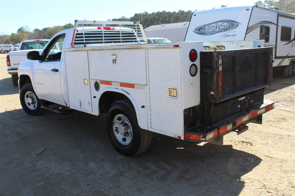 CHEVROLET 2500HD Service Bed w/ Tommy Lift, Gas Engine, Automatic Transmission, Single Axle  ~