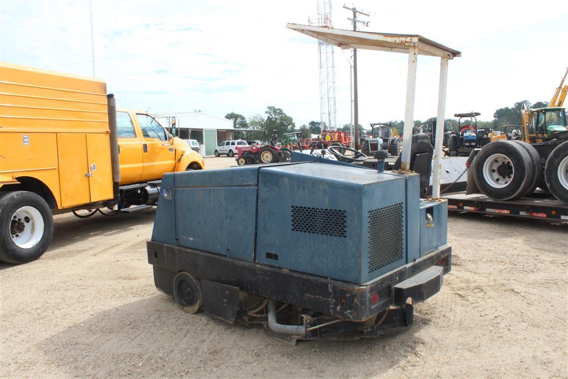 LTO 505-231 SWEEPER W/ CANOPY AND DIESEL ENGINE .