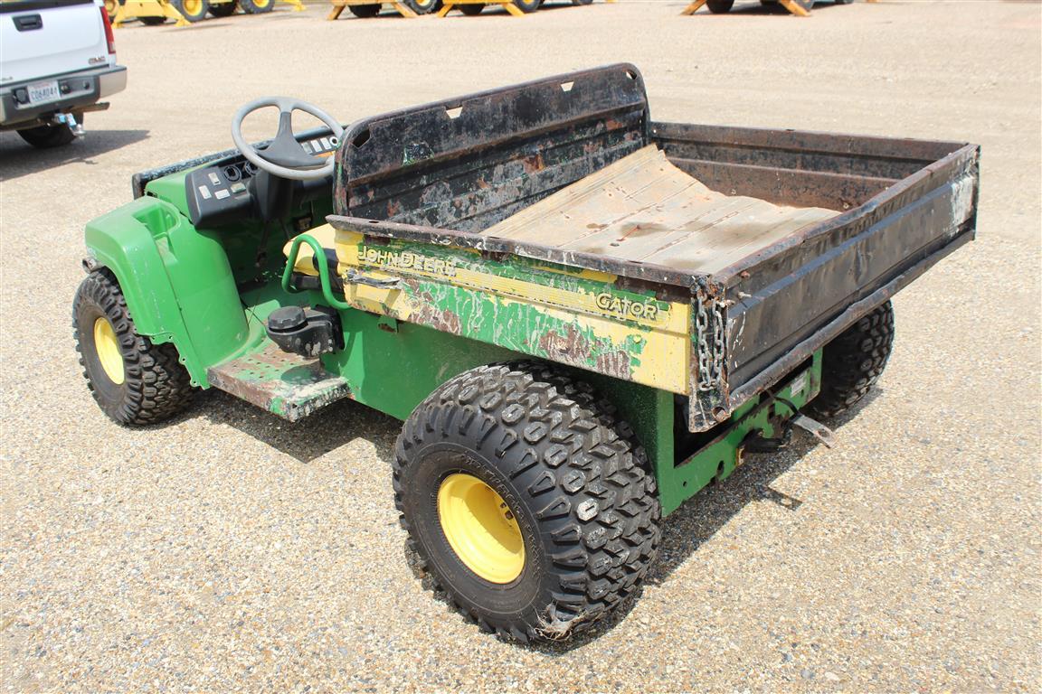 JOHN DEERE GATOR GOLF CART W/ ELECTRIC DUMP BED GA . ~