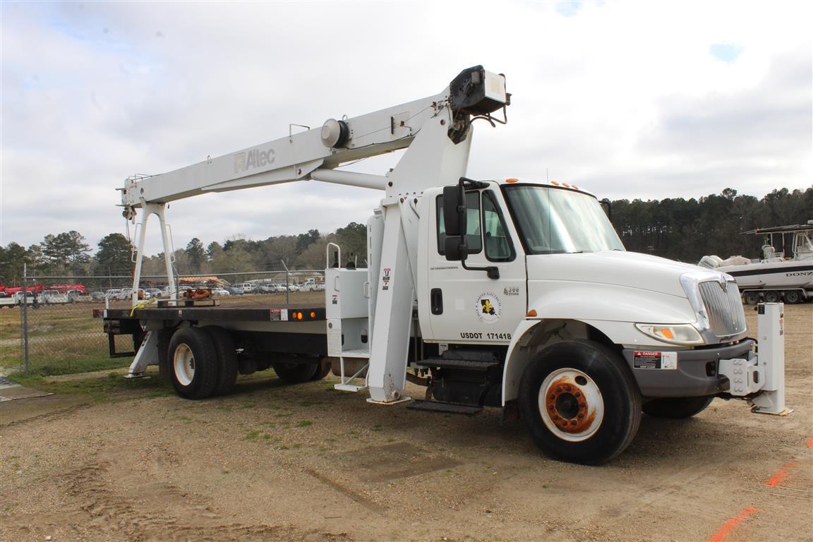 INTERNATIONAL 4300 Altec AC18-70B Crane SN: 0906EP0086 Mounted on 20' Steel Flatbed Outriggers Hook