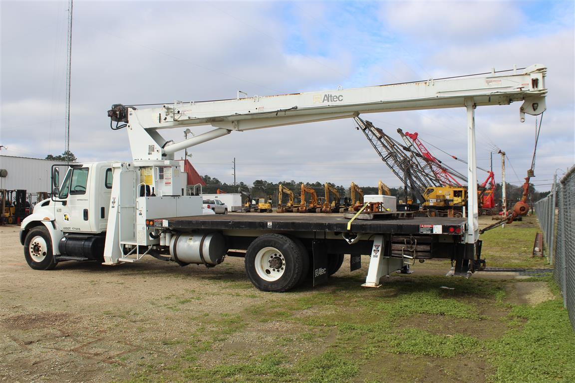 INTERNATIONAL 4300 Altec AC18-70B Crane SN: 0906EP0086 Mounted on 20' Steel Flatbed Outriggers Hook