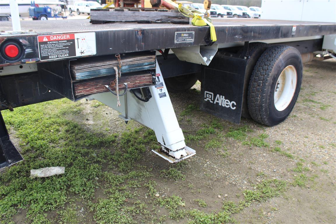 INTERNATIONAL 4300 Altec AC18-70B Crane SN: 0906EP0086 Mounted on 20' Steel Flatbed Outriggers Hook