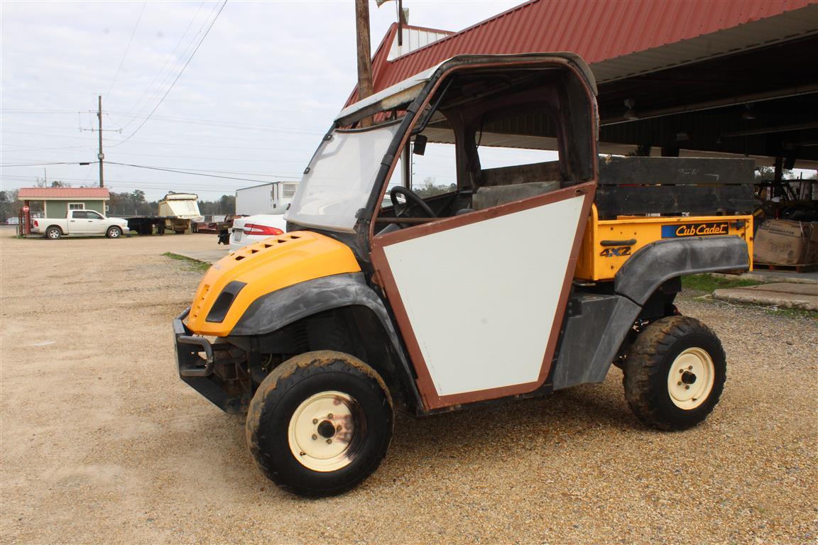 CUB CADET W/ DUMP BED - 4X2 - GAS ENGINE . ~