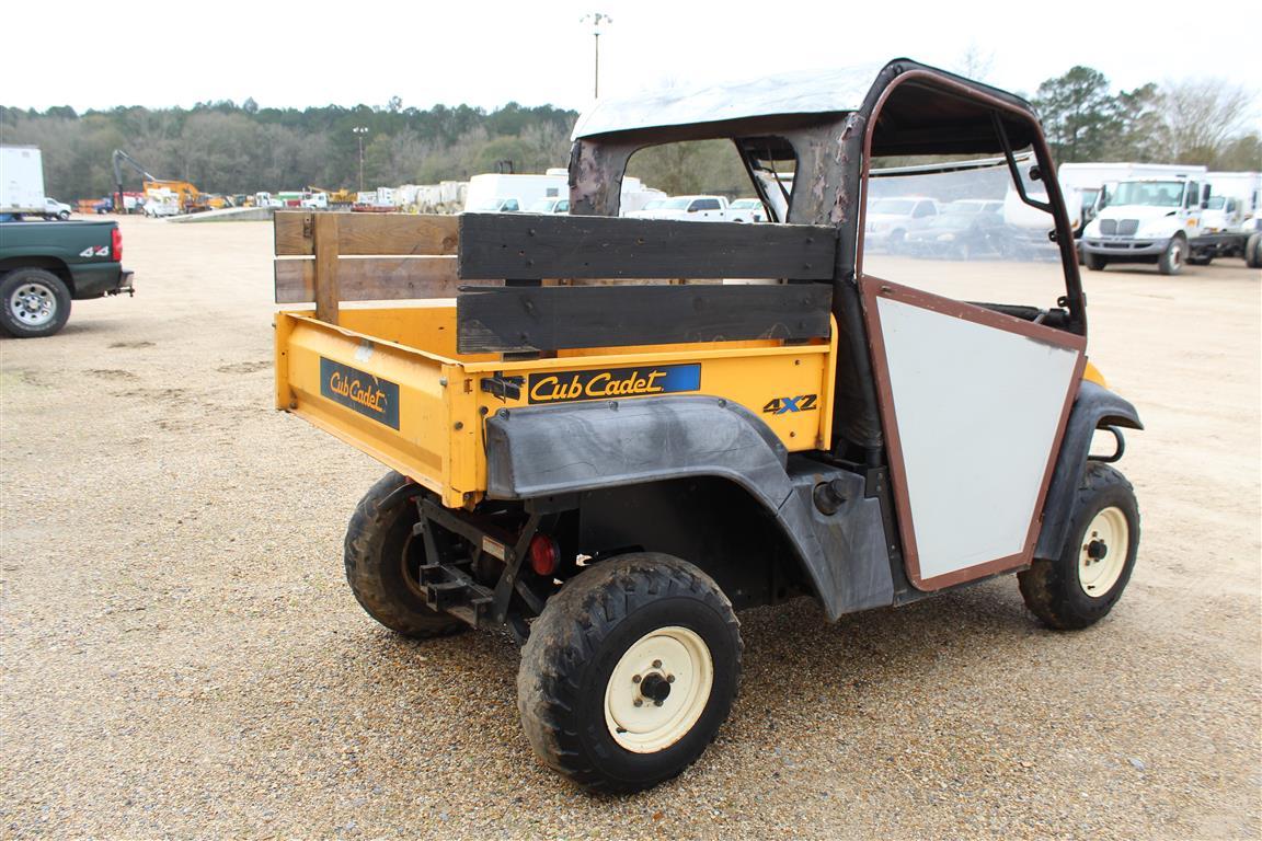 CUB CADET W/ DUMP BED - 4X2 - GAS ENGINE . ~