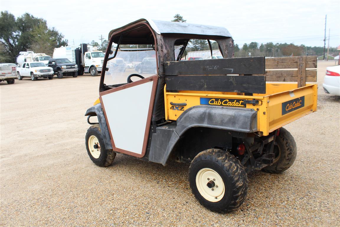 CUB CADET W/ DUMP BED - 4X2 - GAS ENGINE . ~