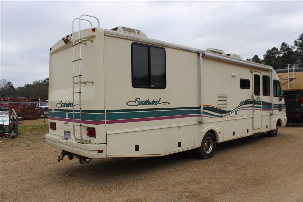 FLEETWOOD SOUTHWIND F530 V-10 ENGINE A/T BEDROOM BATHROOM TV ONBOARD TANKS (2) A/C'S ONAN 6500 GENER