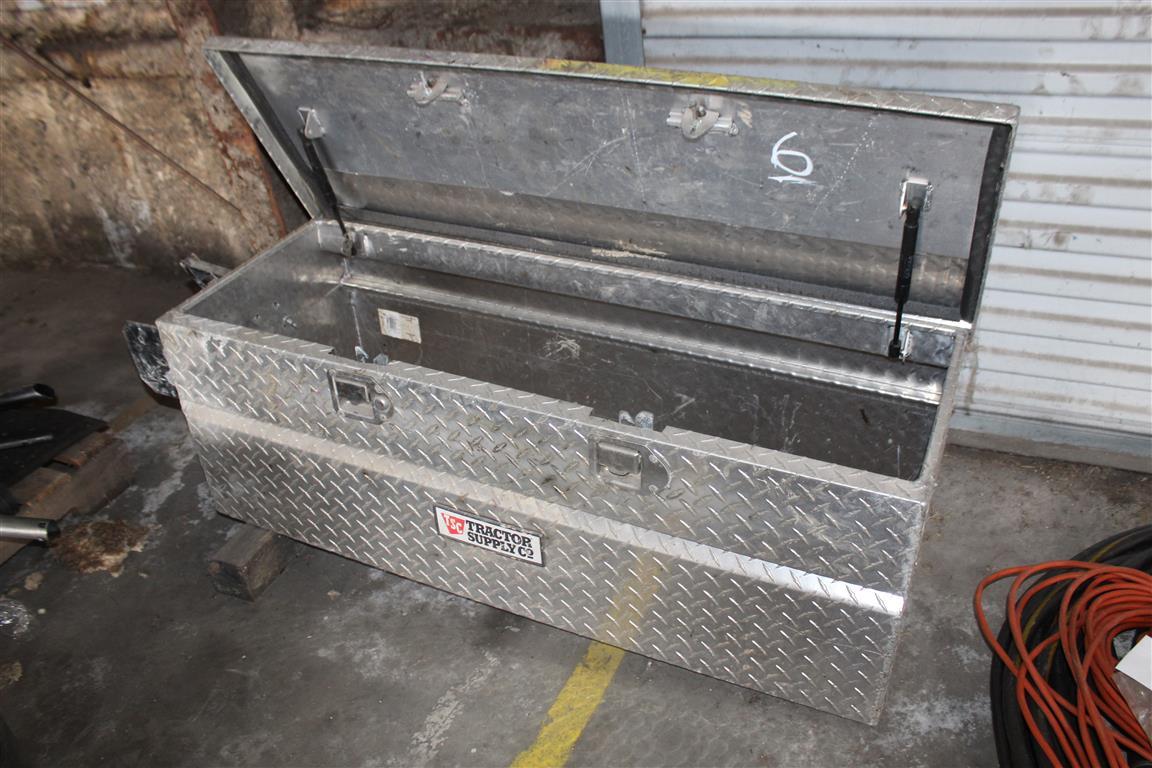 TRACTOR SUPPLY TOOL BOX (MED. UTILITY CHEST)