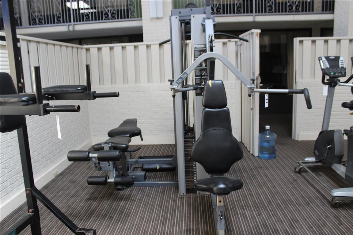 PRECOR USA FITNESS MACHINE