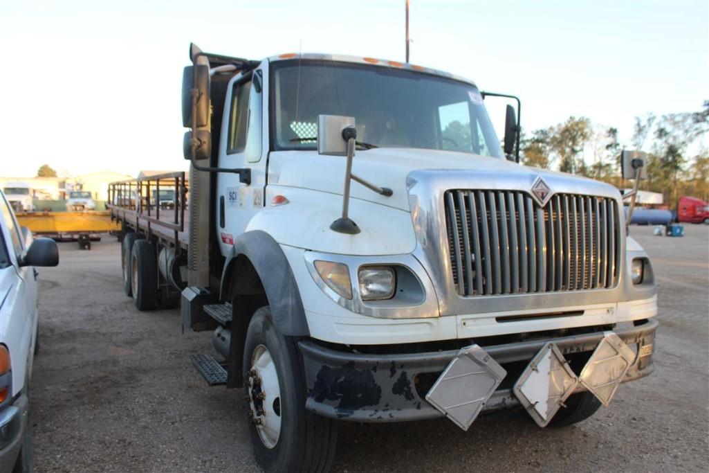 2004 INTERNATIONAL 7600 28FT STEEL FLATBED TRUCK