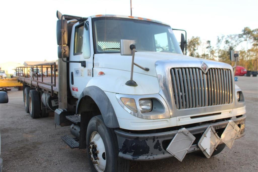 2004 INTERNATIONAL 7600 28FT STEEL FLATBED TRUCK