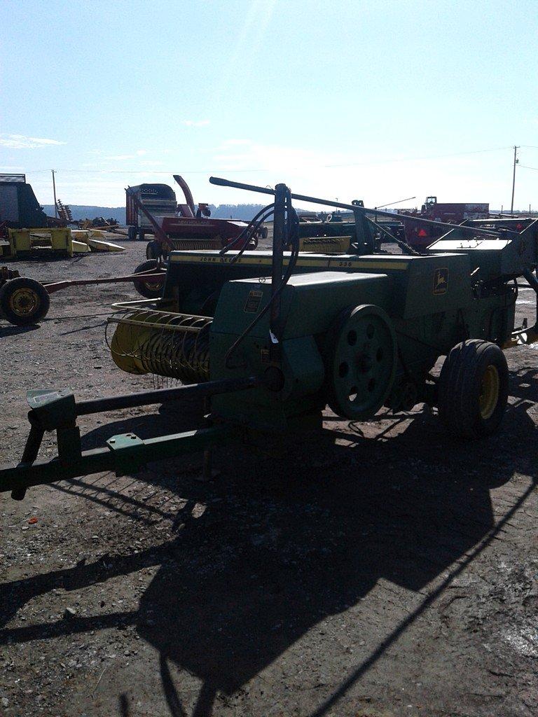 John Deere 336 Baler w/ Kicker. Nice Shape      / Onsite Lot#121