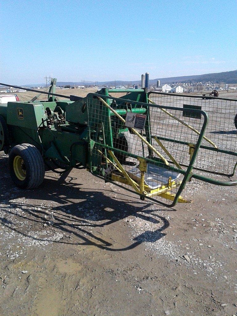 John Deere 336 Baler w/ Kicker. Nice Shape      / Onsite Lot#121